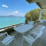 Stunning Beachfront Stratos Διαμέρισμα