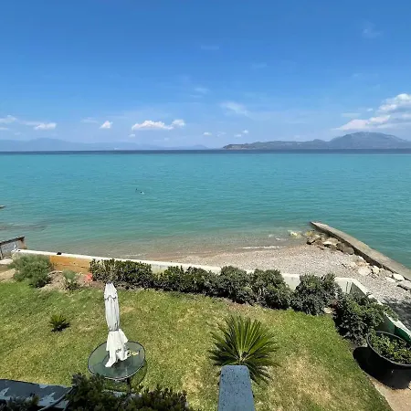 Stunning Beachfront Stratos Διαμέρισμα
