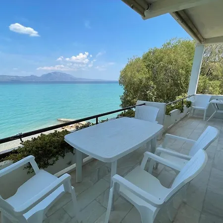 Stunning Beachfront Strátos Apartamento