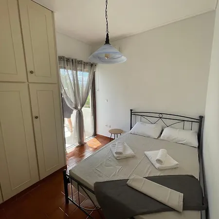 Stunning Beachfront Strátos Apartment *