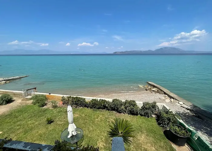 Stunning Beachfront Stratos Апартаменты