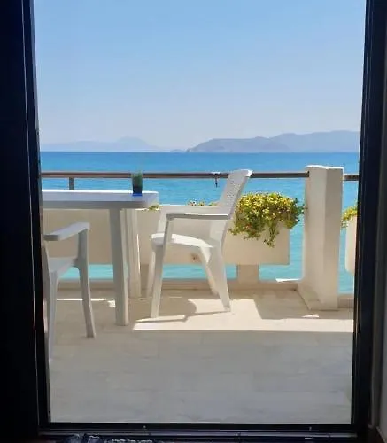 Stunning Beachfront Stratos Апартаменты Nerantza