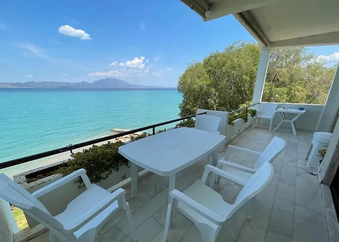 Stunning Beachfront Stratos Апартаменты