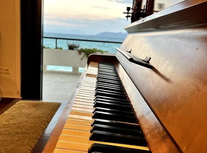 Stunning Beachfront Stratos