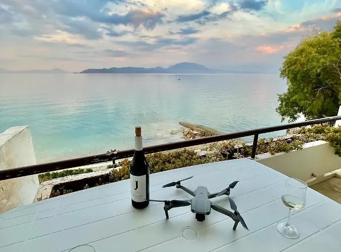 Stunning Beachfront Stratos Апартаменты Nerantza